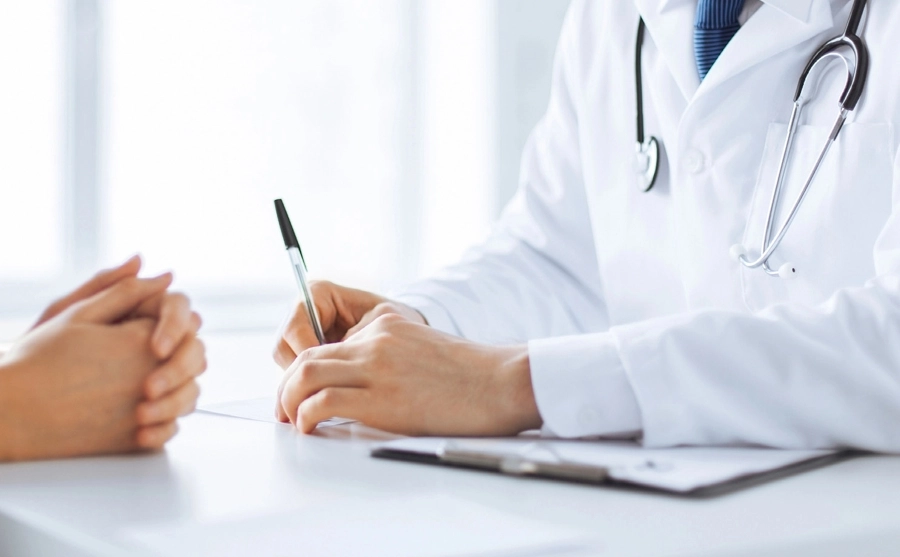 profesional salud tomando nota de usuario