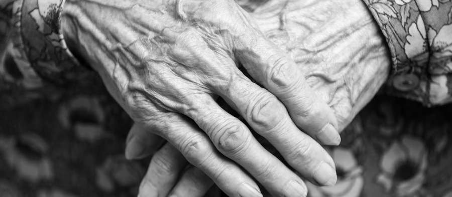 manos de mujer anciana