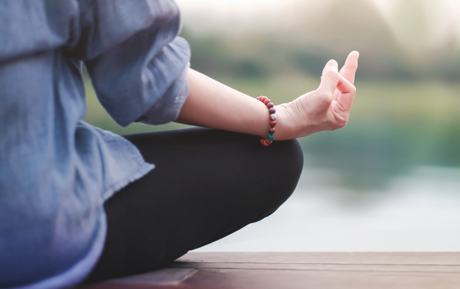 persona meditando o haciendo yoga